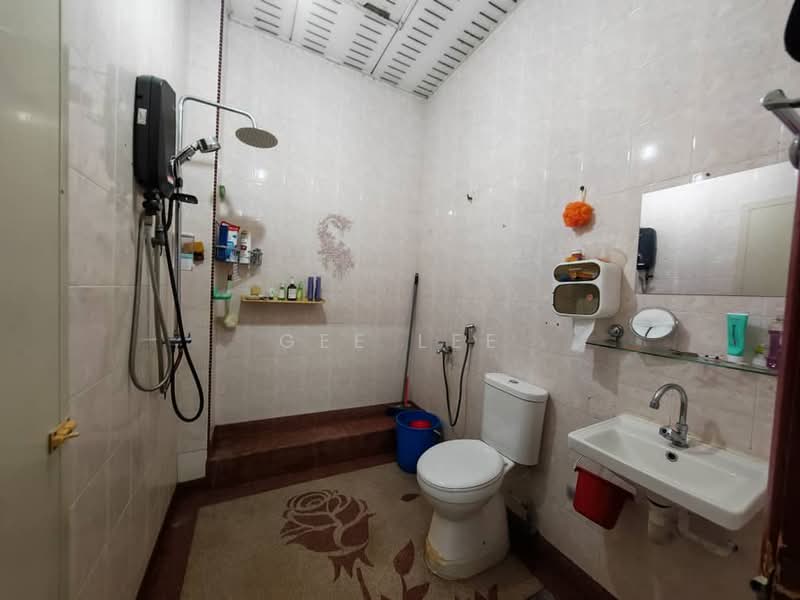 2-storey Terraced House for Sale in Taman Selayang Jaya (Selayang) - GEE Lee - Bathroom - PropertyGuru.com.my