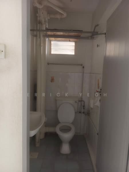 Pangsapuri untuk Dijual di Eastern Court - Derrick Yeoh - Bathroom - PropertyGuru.com.my