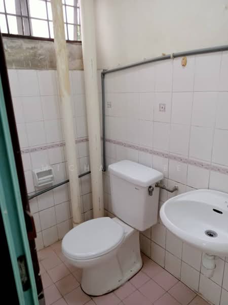 Pangsapuri untuk Dijual di Pangsapuri Cemara - Michael Lee - Bathroom - PropertyGuru.com.my