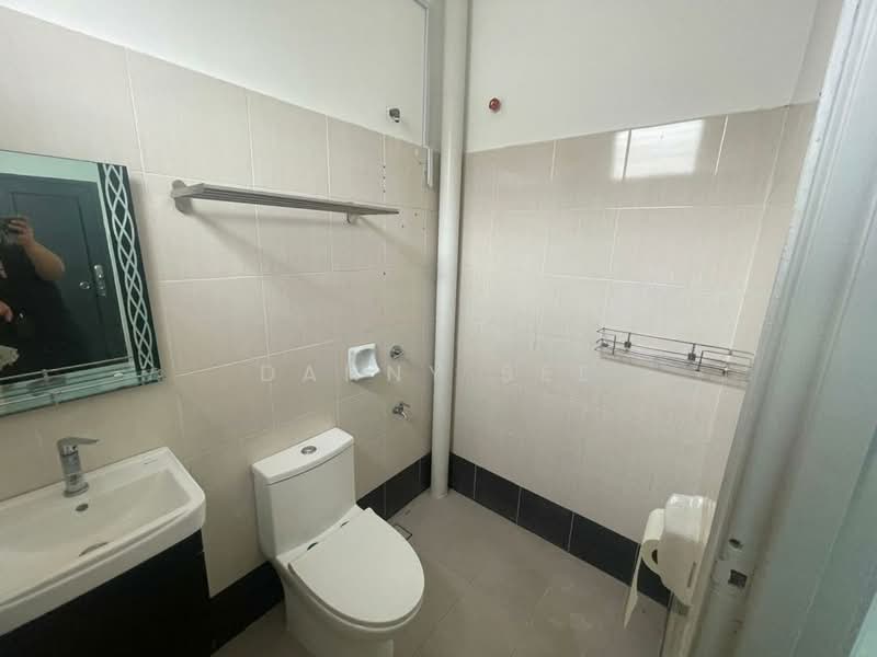 1-storey Terraced House for Sale in Taman Putri Kulai (Kulai) - Danny See - Bathroom - PropertyGuru.com.my
