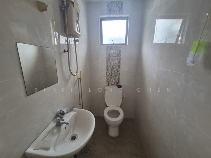 1-storey Terraced House for Sale in Permas Jaya (Johor) - Shieh Long Chen - Bathroom - PropertyGuru.com.my