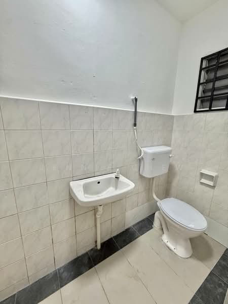 2-storey Terraced House for Sale in Taman Molek (Johor Bahru) - Jennie Chew - Bathroom - PropertyGuru.com.my