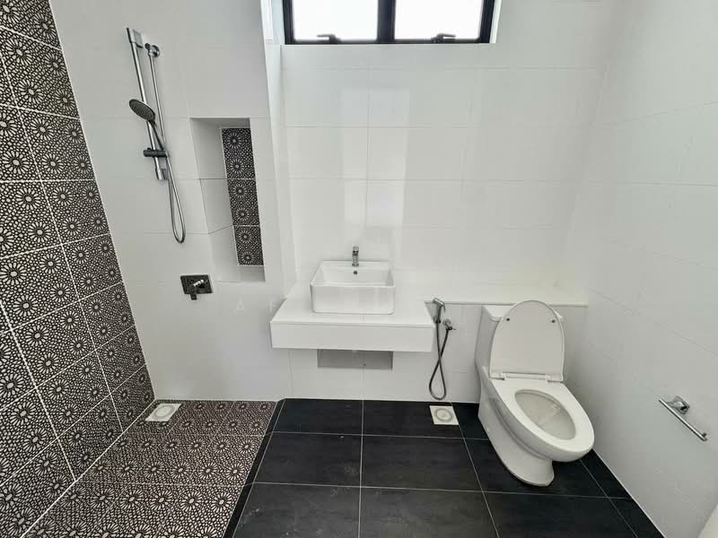Rumah Berkembar untuk Dijual di Eco Grandeur (Puncak Alam) - Afiqah . - Bathroom - PropertyGuru.com.my