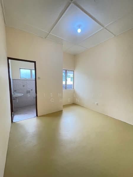 Rumah Teres 2 Tingkat untuk Dijual di Bandar Putra (Kulai) - Shieh Long Chen - Bathroom - PropertyGuru.com.my