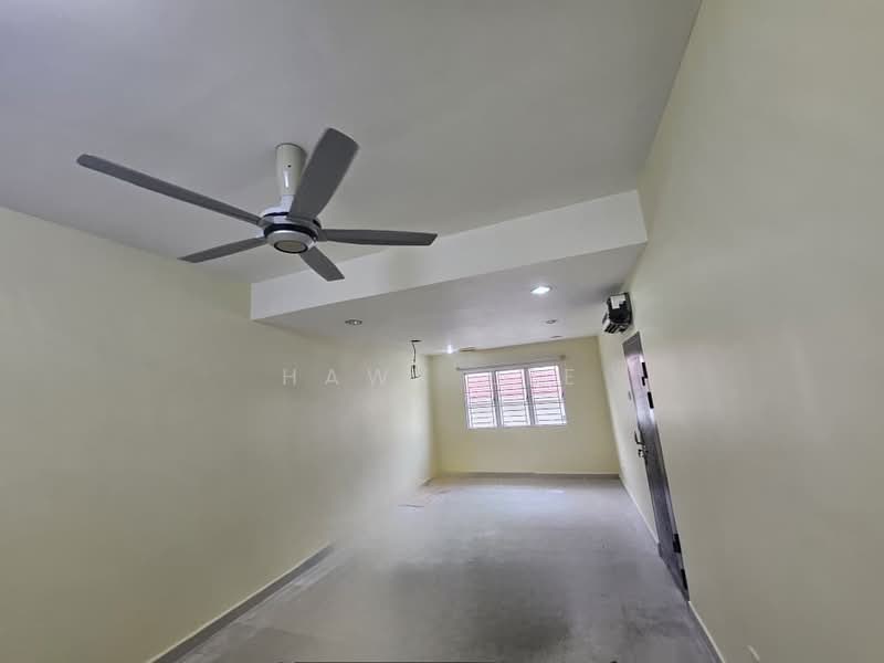 Rumah Teres 2.5 Tingkat untuk Dijual di Taman Bukit Serdang (Seri Kembangan) - Hawk Lee - Living Room - PropertyGuru.com.my