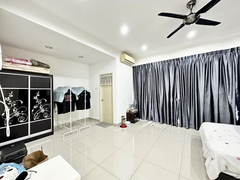Rumah Teres 2 Tingkat untuk Dijual di Taman Seri Austin (Tebrau) - Yik Tat - Living Room - PropertyGuru.com.my