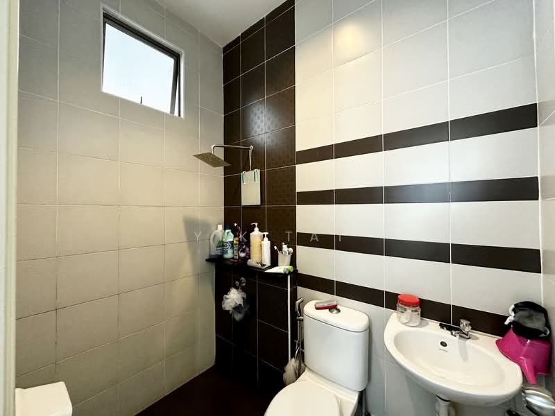 Rumah Teres 2 Tingkat untuk Dijual di Taman Seri Austin (Tebrau) - Yik Tat - Bathroom - PropertyGuru.com.my