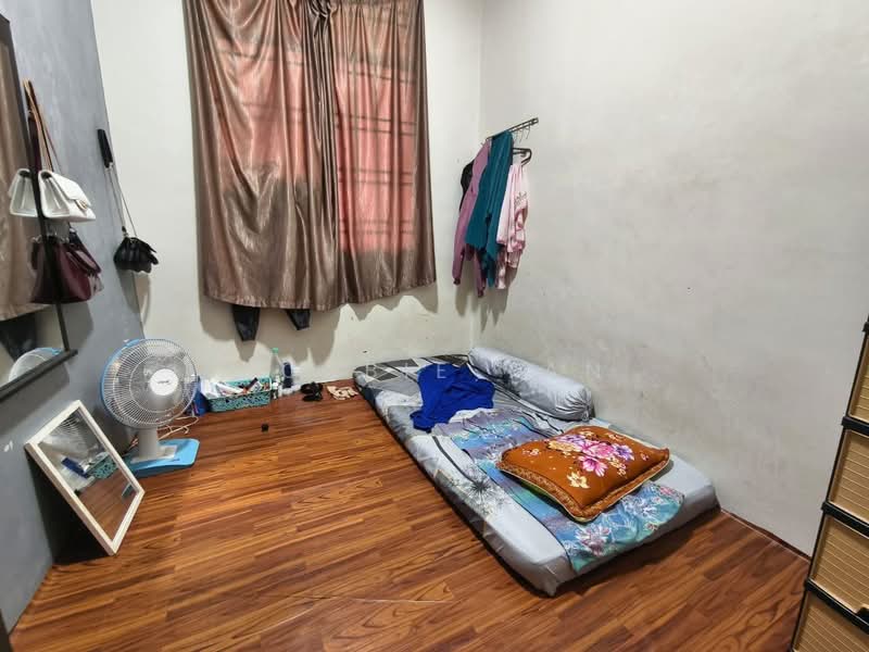 Rumah Flat untuk Disewa di Taman Ehsan Jaya - Robbie Tan - Bedroom - PropertyGuru.com.my