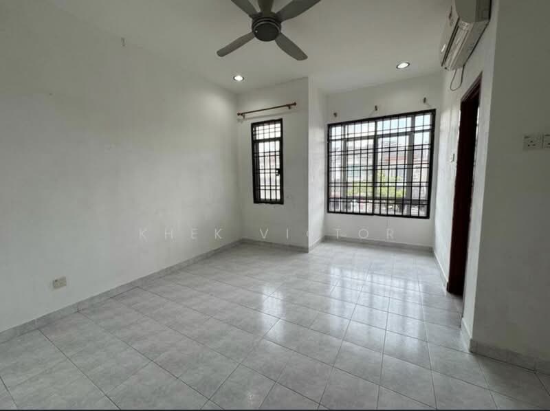 Rumah Teres 2 Tingkat untuk Dijual di Taman Setia Indah (Tebrau) - Khek Victor - Living Room - PropertyGuru.com.my