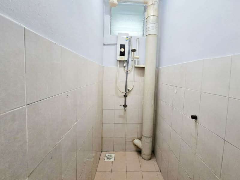 Rumah Flat untuk Dijual di Lestari Apartment - Zul Syafiq - Bathroom - PropertyGuru.com.my