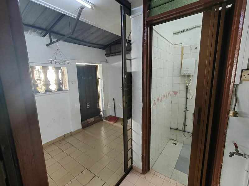 2-storey Terraced House for Sale in Taman Bukit Mewah (Tampoi) - Helen Tan - Bathroom - PropertyGuru.com.my