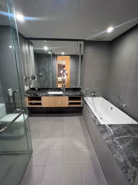 Servis Apartment untuk Disewa di Fraser Residence (188 Suites) - Dylan Kok - Bathroom - PropertyGuru.com.my