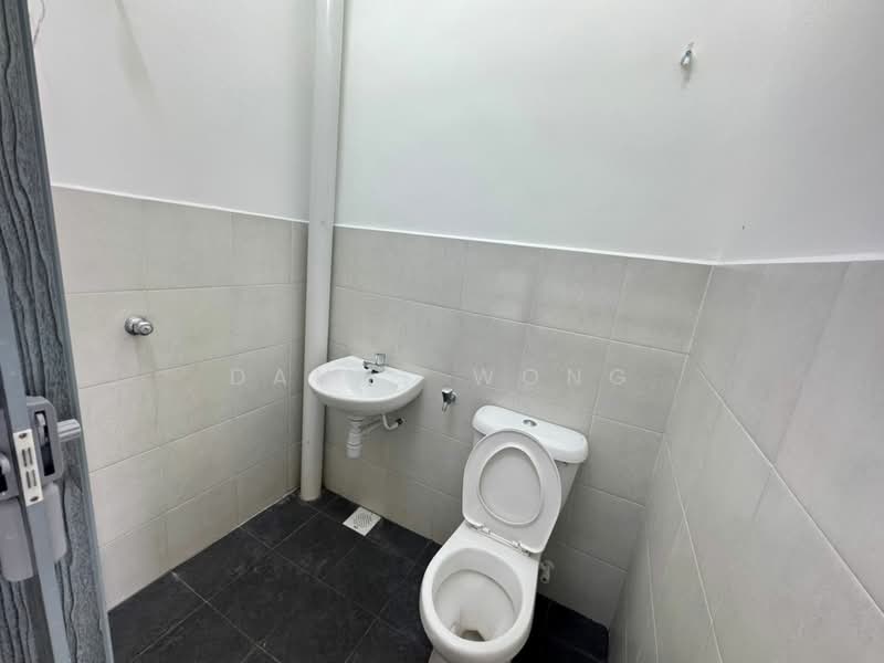 Rumah Teres 2 Tingkat untuk Disewa di Taman Scientex Rawang (Rawang) - Danny Wong - Bathroom - PropertyGuru.com.my