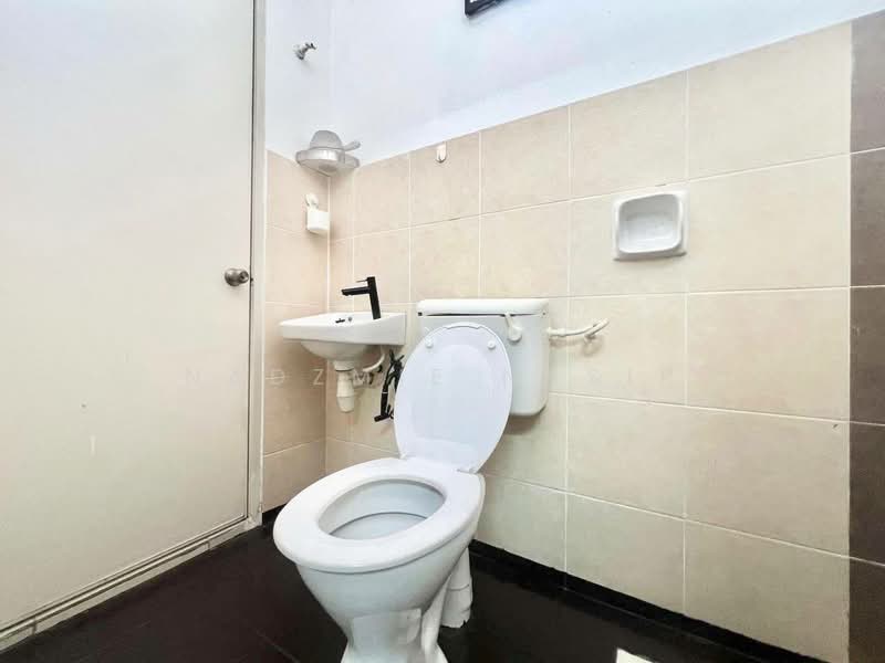 2-storey Terraced House for Sale in Bandar Saujana Putra (Tanjong Duabelas) - Nadzmie Nasir - Bathroom - PropertyGuru.com.my