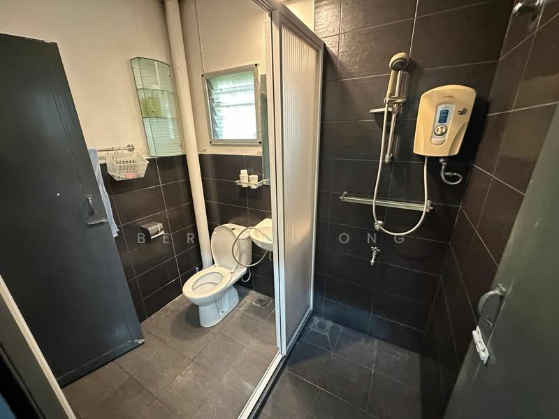 Rumah Teres untuk Dijual di Bandar Country Homes (Rawang) - Bernard Ong - Bathroom - PropertyGuru.com.my