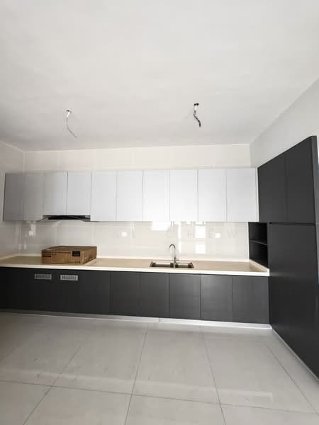 Kondominium untuk Dijual di Kings Bay @ Country Garden Danga Bay - Real Chew - Kitchen - PropertyGuru.com.my