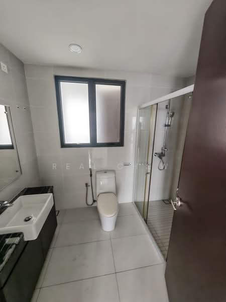 Kondominium untuk Dijual di Kings Bay @ Country Garden Danga Bay - Real Chew - Bathroom - PropertyGuru.com.my