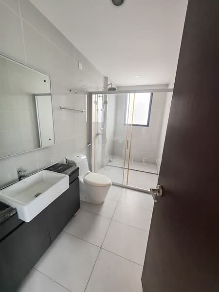 Kondominium untuk Dijual di Kings Bay @ Country Garden Danga Bay - Real Chew - Bathroom - PropertyGuru.com.my