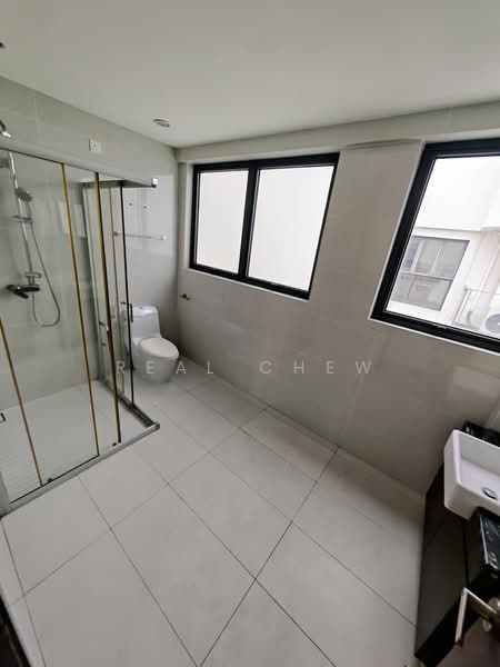 Kondominium untuk Dijual di Kings Bay @ Country Garden Danga Bay - Real Chew - Bathroom - PropertyGuru.com.my