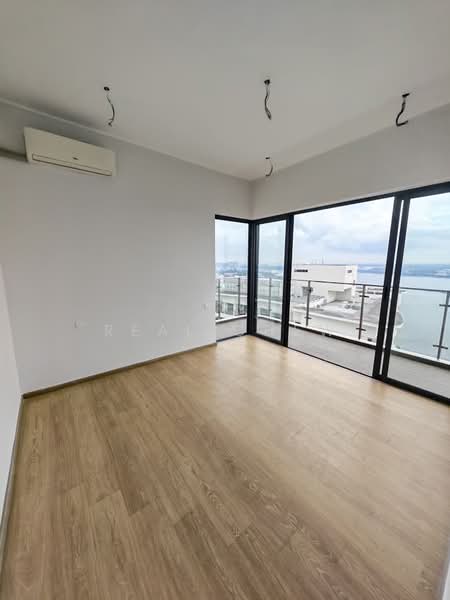 Kondominium untuk Dijual di Kings Bay @ Country Garden Danga Bay - Real Chew - Balcony - PropertyGuru.com.my