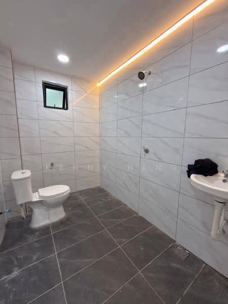 2-storey Terraced House for Sale in Taman Molek (Johor Bahru) - Kenny Heng - Bathroom - PropertyGuru.com.my