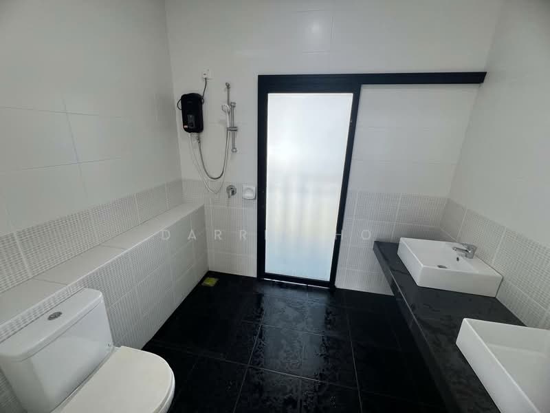 Rumah Teres untuk Dijual di Kota Masai (Pasir Gudang) - Darren Ho - Bathroom - PropertyGuru.com.my