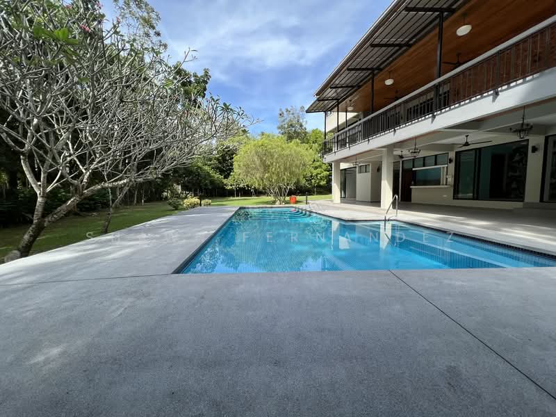 For Rent - Family home with huge gardens and pool