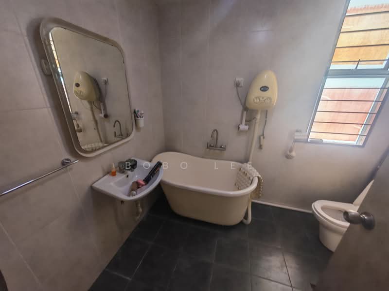 Rumah Teres 3-Tingkat untuk Dijual di Puchong (Selangor) - Bobo Lee - Bathroom - PropertyGuru.com.my