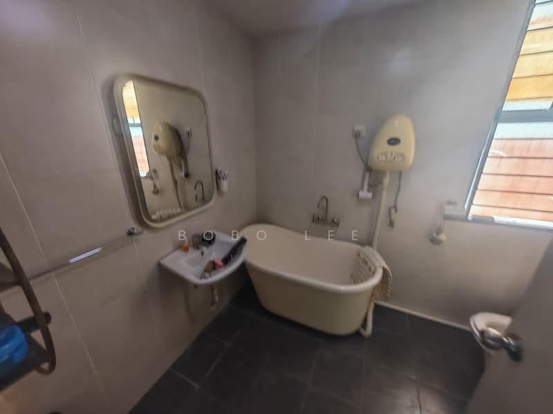 Rumah Teres 3-Tingkat untuk Dijual di Puchong (Selangor) - Bobo Lee - Bathroom - PropertyGuru.com.my