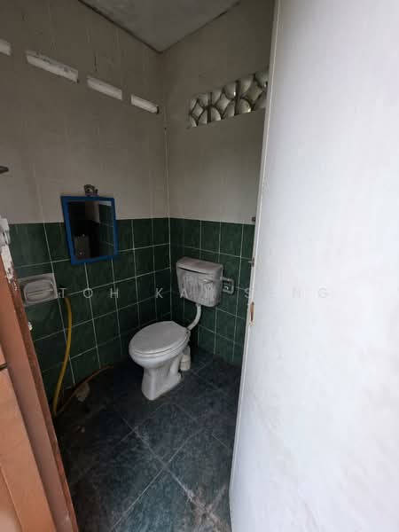 Tanah Pertanian untuk Dijual di Kampung Pantai (Pantai) - Toh Kai Seng - Bathroom - PropertyGuru.com.my