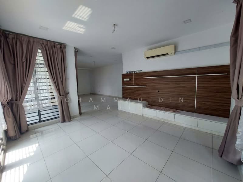 2-storey Terraced House for Sale in Laman Glenmarie (Shah Alam) - Mohammad Din Majid - Living Room - PropertyGuru.com.my