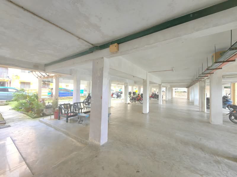 Rumah Flat untuk Dijual di Flat Daisy - Zack Chow - Car Park - PropertyGuru.com.my