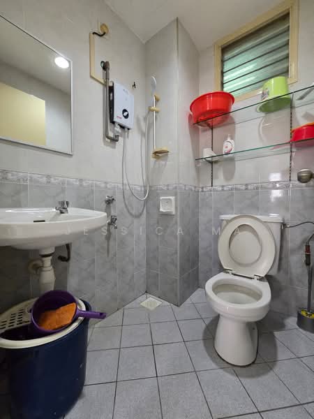 Pangsapuri untuk Disewa di Fair View Apartment - Jessica Ma - Bathroom - PropertyGuru.com.my