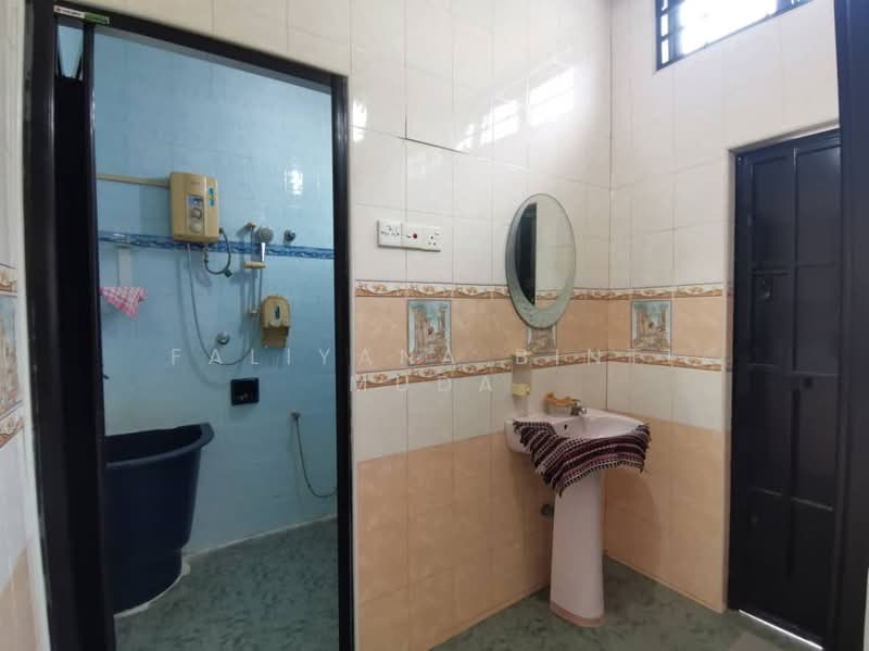 2-storey Terraced House for Rent in Taman Sukaria (Butterworth) - Faliyana binti Muda - Bathroom - PropertyGuru.com.my