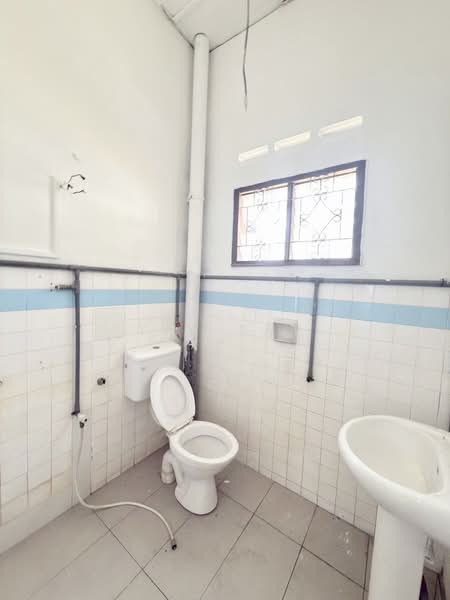 Rumah Berkembar untuk Dijual di Taman Sentosa (Johor Bahru) - Yik Tat - Bathroom - PropertyGuru.com.my
