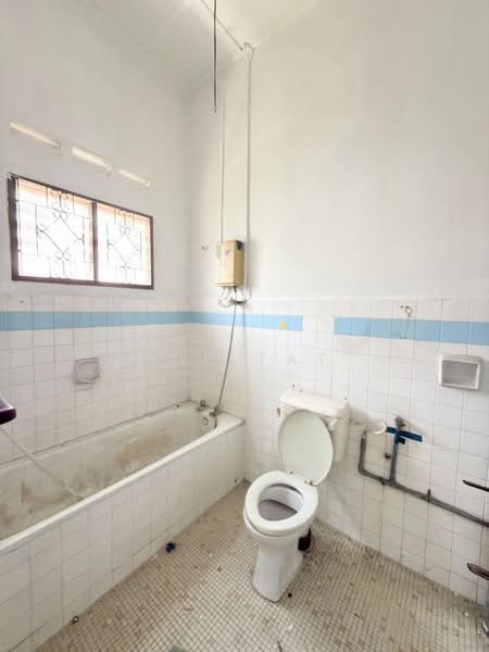 Rumah Berkembar untuk Dijual di Taman Sentosa (Johor Bahru) - Yik Tat - Bathroom - PropertyGuru.com.my