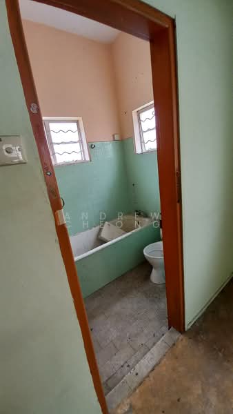Rumah Banglo untuk Dijual di Taman Million (Jalan Ipoh) - Andrew Cheong - Bathroom - PropertyGuru.com.my