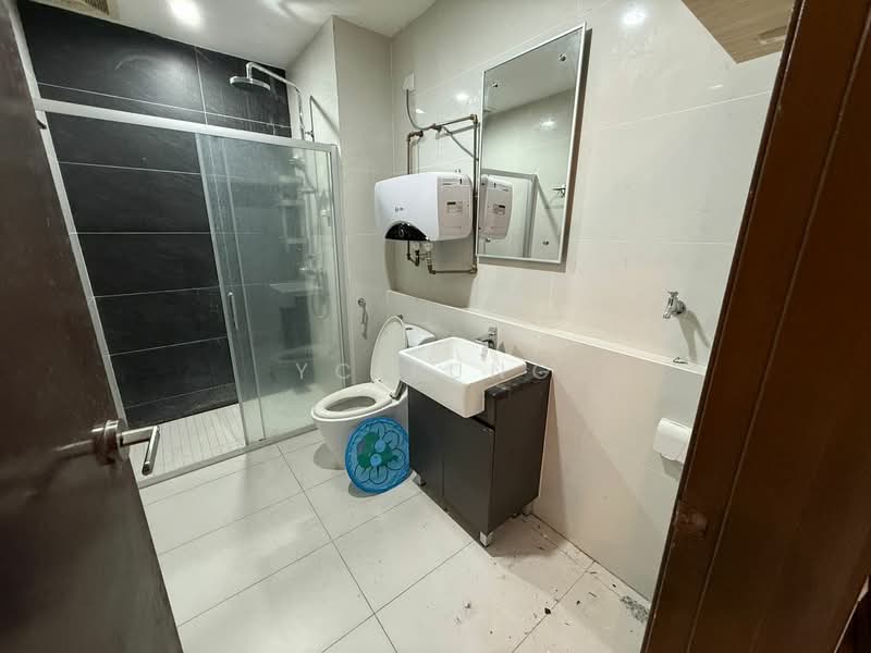 Condominium for Rent at Amberside @ Country Garden Danga Bay - YC Fung - Bathroom - PropertyGuru.com.my