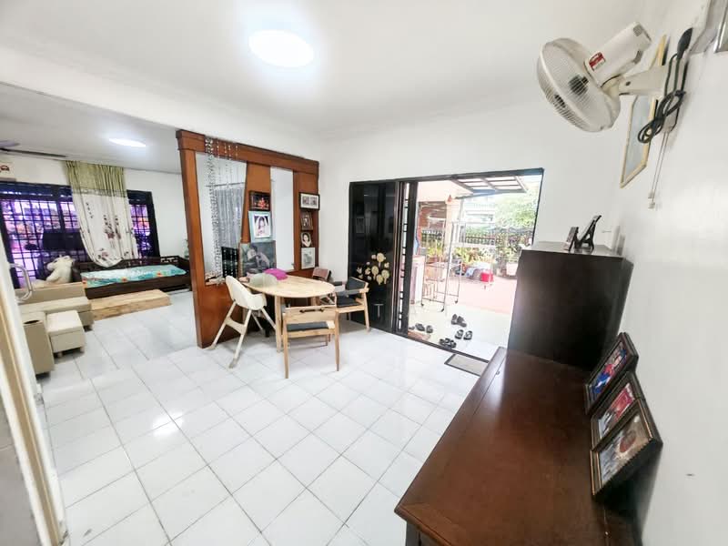 Rumah Teres 2 Tingkat untuk Dijual di Taman Mount Austin (Tebrau) - Yik Tat - Living Room - PropertyGuru.com.my