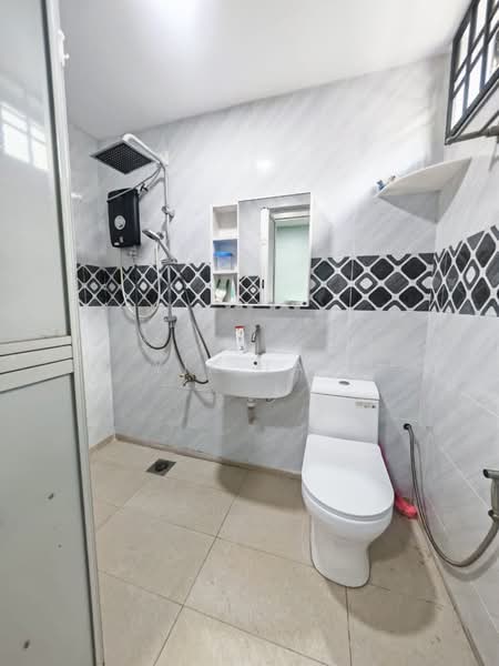Rumah Teres 2 Tingkat untuk Dijual di Taman Mount Austin (Tebrau) - Yik Tat - Bathroom - PropertyGuru.com.my