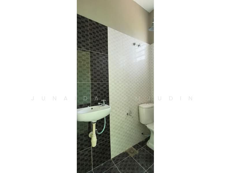 Rumah Teres 2-Tingkat untuk Dijual di Bandar Warisan Puteri (Ampangan) - Junaida Zamjudin - Bathroom - PropertyGuru.com.my