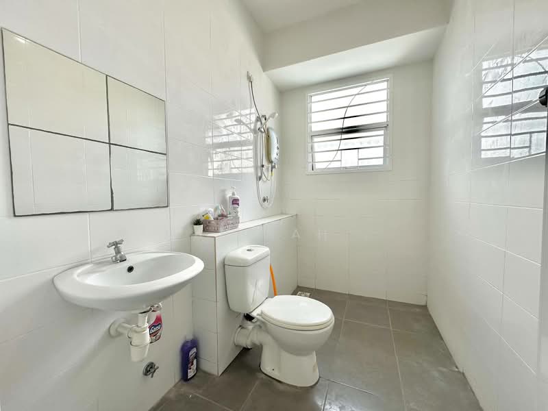 3-storey Terraced House for Sale in Kajang (Selangor) - Mahirah . - Bathroom - PropertyGuru.com.my