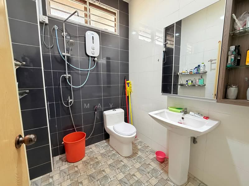 Rumah Berkembar untuk Dijual di Taman Sri Kluang (Kluang) - May Tan - Bathroom - PropertyGuru.com.my