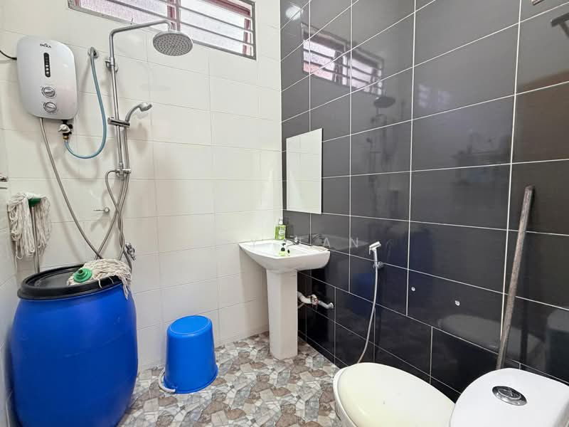 Rumah Berkembar untuk Dijual di Taman Sri Kluang (Kluang) - May Tan - Bathroom - PropertyGuru.com.my