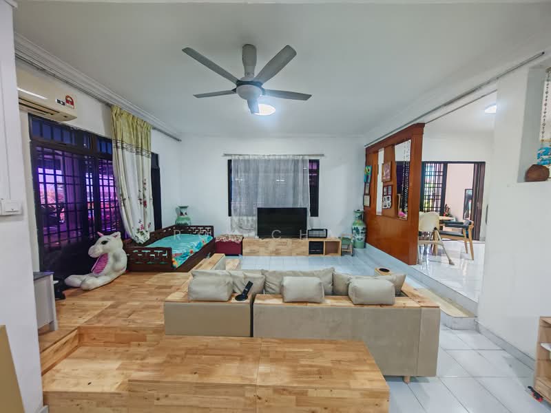 Rumah Teres 2 Tingkat untuk Dijual di Taman Mount Austin (Tebrau) - Roy Chan - Living Room - PropertyGuru.com.my