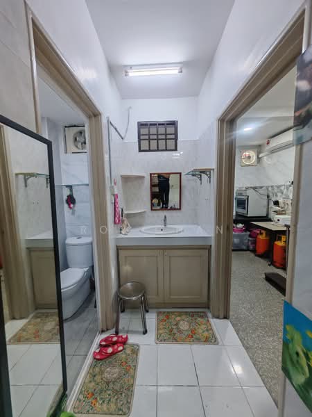 Rumah Teres 2 Tingkat untuk Dijual di Taman Mount Austin (Tebrau) - Roy Chan - Bathroom - PropertyGuru.com.my