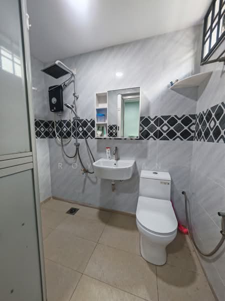 Rumah Teres 2 Tingkat untuk Dijual di Taman Mount Austin (Tebrau) - Roy Chan - Bathroom - PropertyGuru.com.my