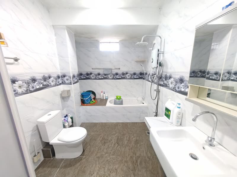 Rumah Teres 2 Tingkat untuk Dijual di Taman Mount Austin (Tebrau) - Roy Chan - Bathroom - PropertyGuru.com.my