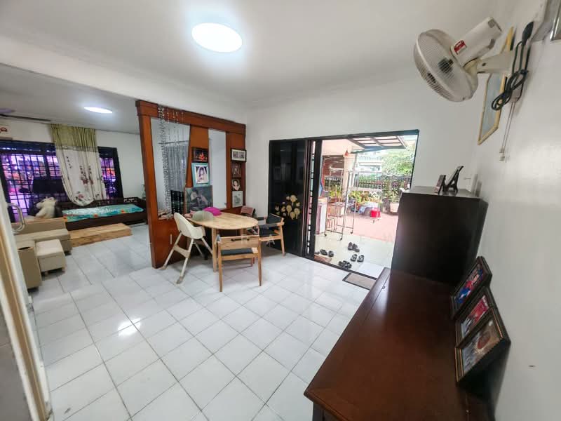 Rumah Teres 2 Tingkat untuk Dijual di Taman Mount Austin (Tebrau) - Lilara Tiew - Living Room - PropertyGuru.com.my