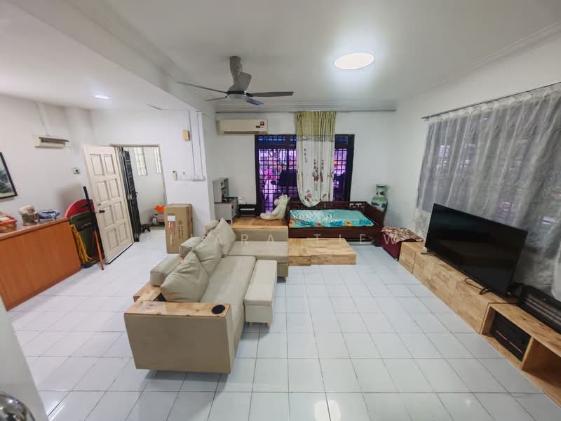 Rumah Teres 2 Tingkat untuk Dijual di Taman Mount Austin (Tebrau) - Lilara Tiew - Living Room - PropertyGuru.com.my